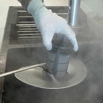 3. Vệ sinh gioang cửa.